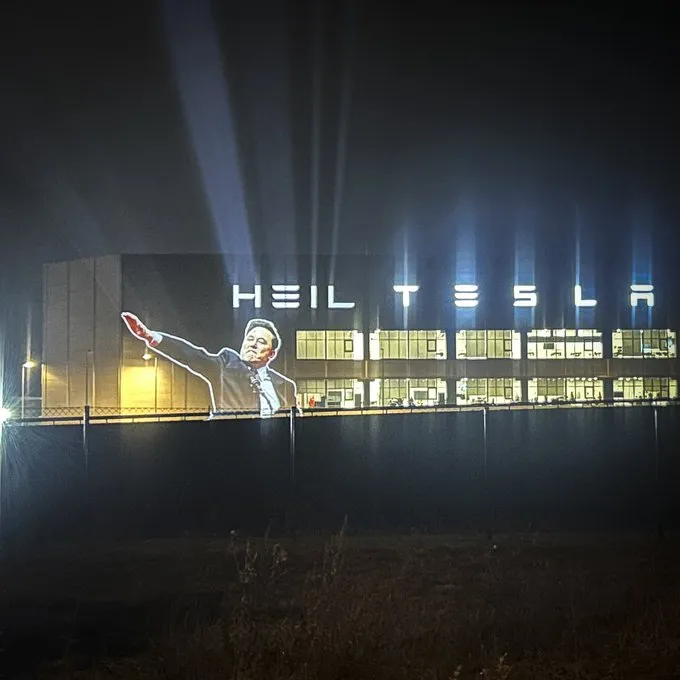 ‘Compre e apoie o fascismo’: ativistas projetam gesto de Musk em fábrica da Tesla na Alemanha 