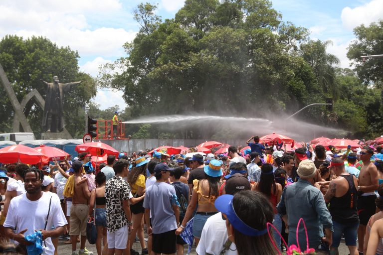 'Insuficientes': organizações cobram por mais ações da Prefeitura de SP contra calor no Carnaval