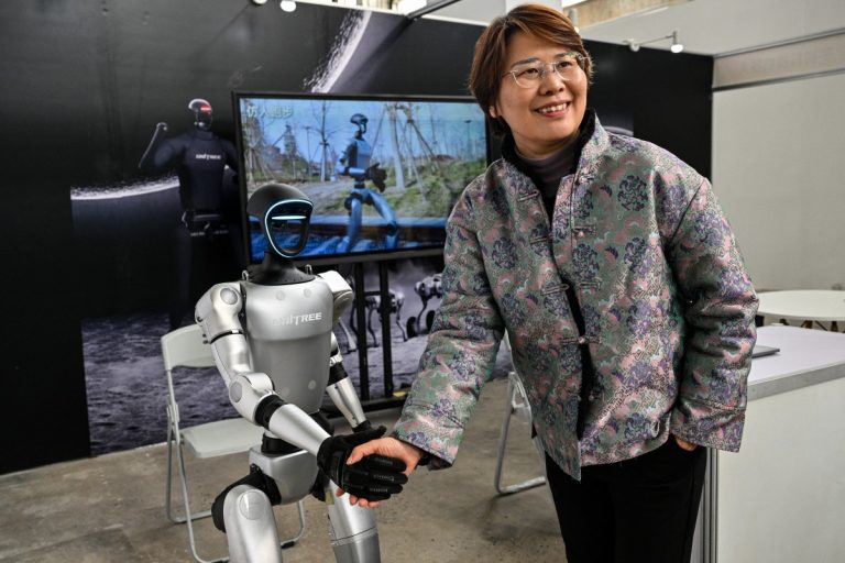 China disposta a trabalhar com todos para reduzir brecha em Inteligência Artificial, diz chancelaria chinesa