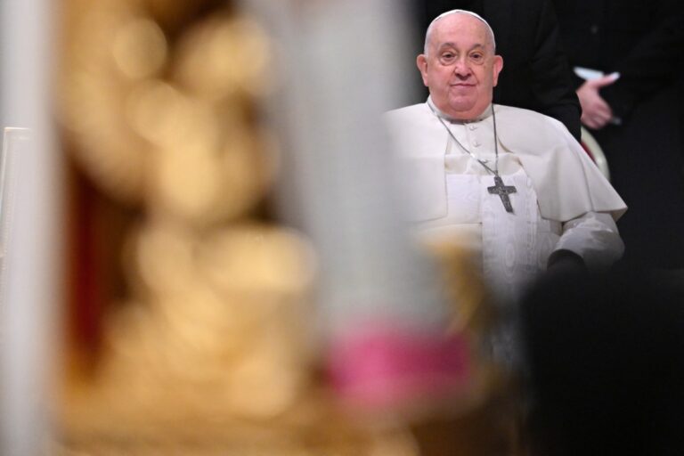 Estado de saúde do papa Francisco segue sendo 'crítico', anuncia Vaticano
