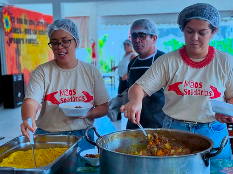 ‘Lugar de comida é no prato do povo e não no lixo’, protestam movimentos populares