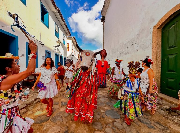 Artistas de Paraty (RJ) revivem o Boi de Pano, figura tradicional das festas populares