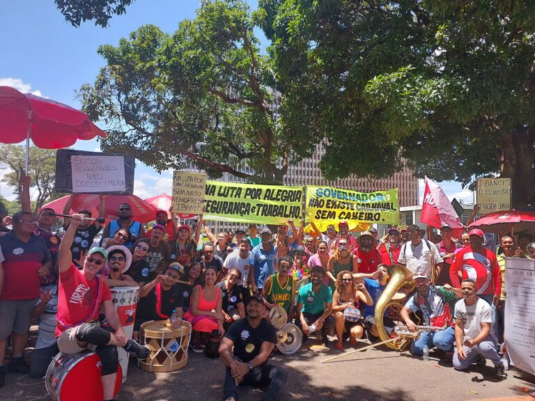'Queremos trabalhar': ambulantes e músicos protestam em frente ao Buriti