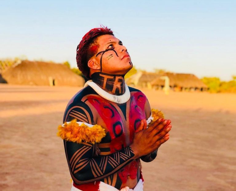 ‘Modernismo e tradição’: rapper indígena do Xingu rima português com língua nativa para enfrentar agronegócio