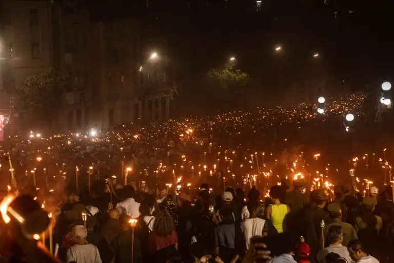 Milhares de jovens cubanos saem às ruas para comemorar o herói nacional José Marti