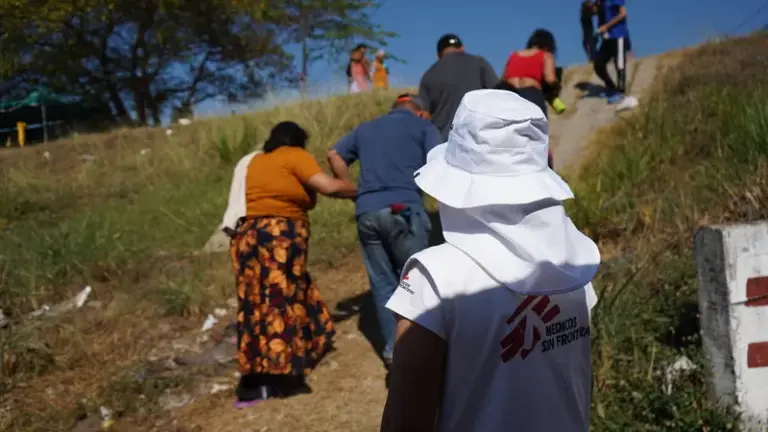 Quem são os 'imigrantes ilegais' alvo da deportação em massa de Trump nos EUA?