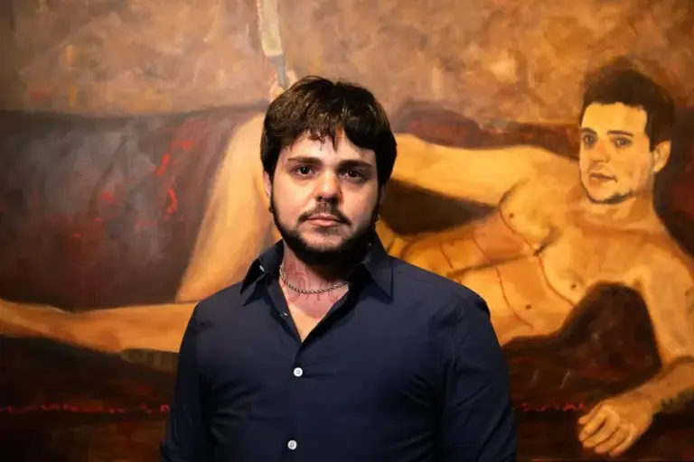 ‘Eu vejo a tela como uma extensão do meu corpo’, diz artista Fefa Lins