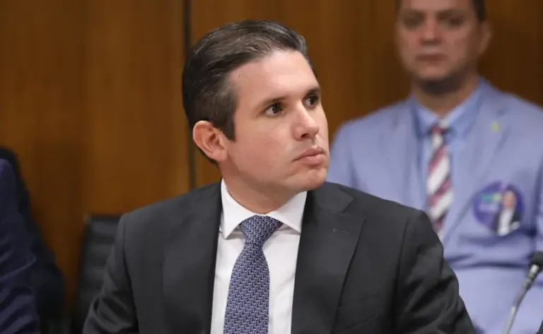Hugo Motta barra comissões e impede atos de apoio a Bolsonaro na Câmara