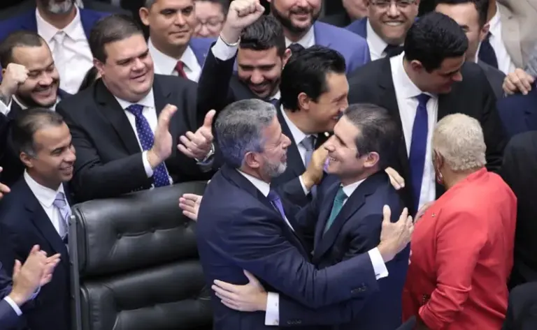Após aliança entre 17 partidos, paraibano Hugo Motta se elege para suceder Lira na Câmara