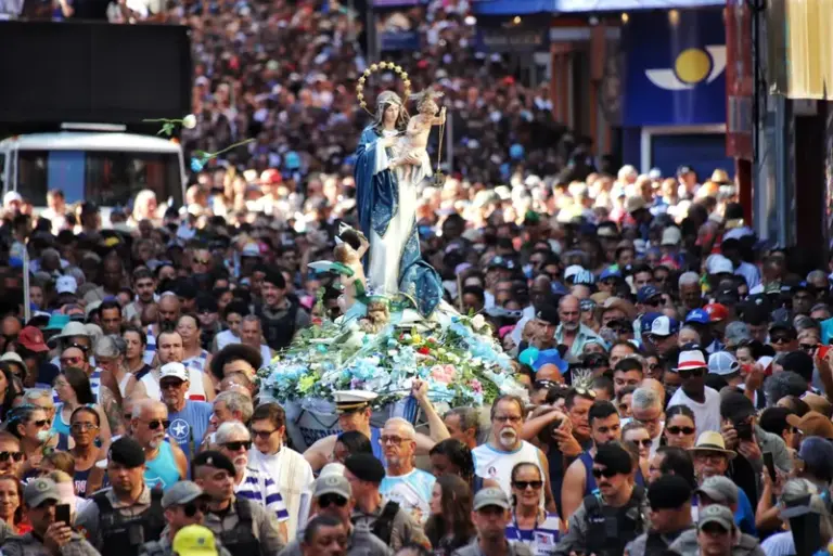 Milhares de fiéis colorem as ruas de Porto Alegre em procissão de Nossa Senhora dos Navegantes