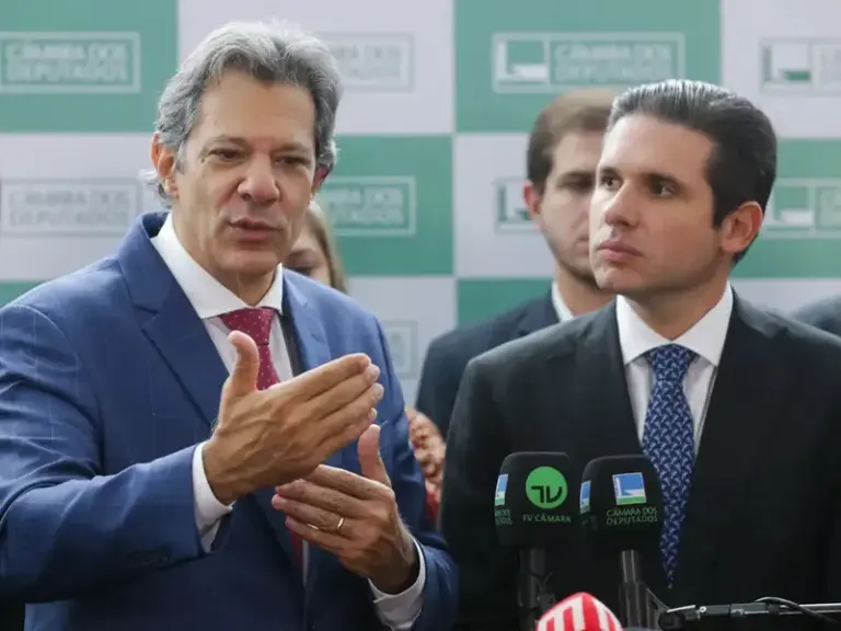 Reforma do IR e supersalários são prioridades de Haddad no Congresso
