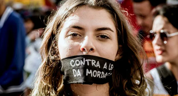 Lei da Mordaça: sindicato e Defensoria Pública contestam censura nas escolas de Porto Alegre