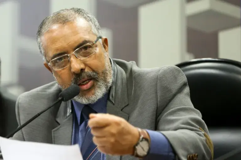 Jornada tem que ser atualizada, mas derrubar CLT seria 'crime de lesa-pátria', diz Paulo Paim