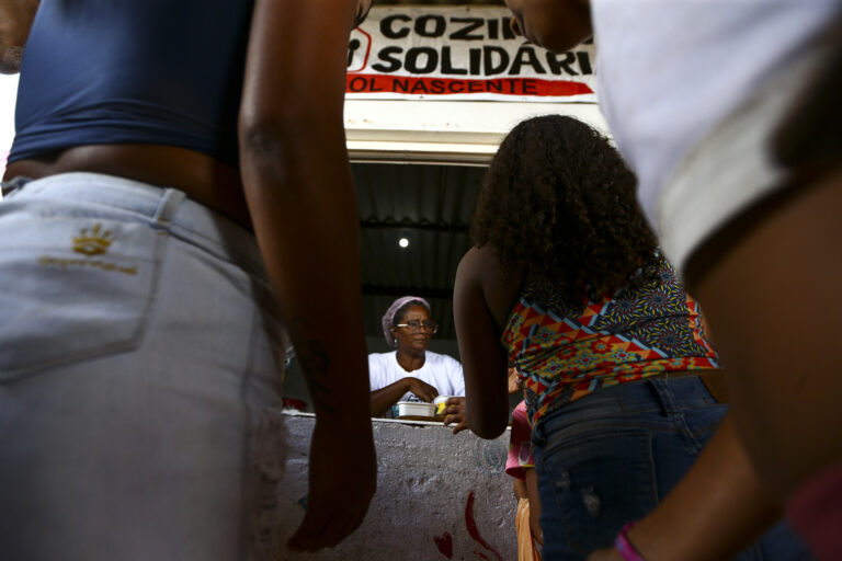 Brasil tem dificuldade histórica de atingir ‘núcleo duro da fome’ que não acessa políticas públicas, mostra estudo
