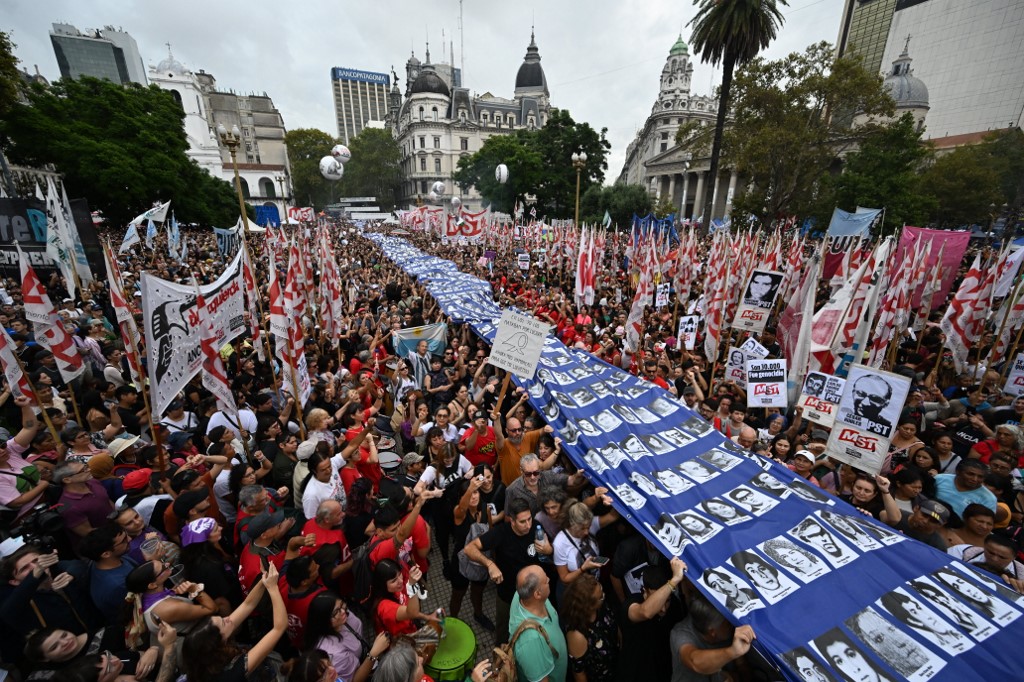 milhares de pessoas nas ruas de buenos aires