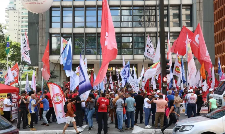 Centrais sindicais protestam em todo o país contra alta da Selic nesta terça (18)