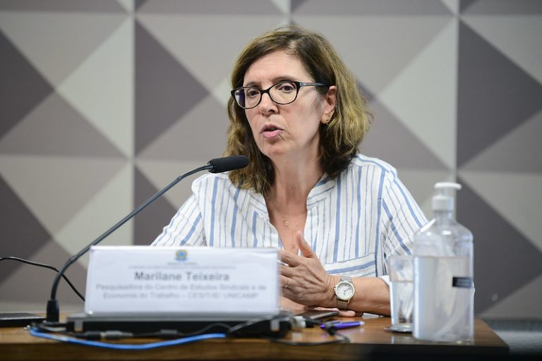 Reduzir peso do trabalho da casa sobre mulheres é impossível com ajuste fiscal, diz pesquisadora