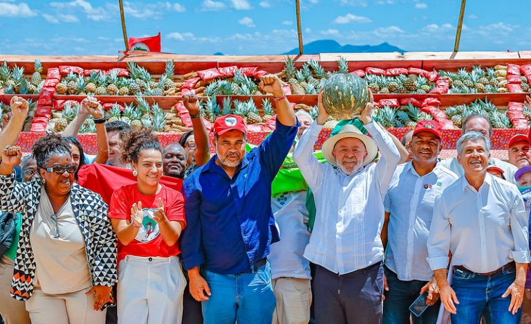 Lula repassa terras para 850 famílias pernambucanas