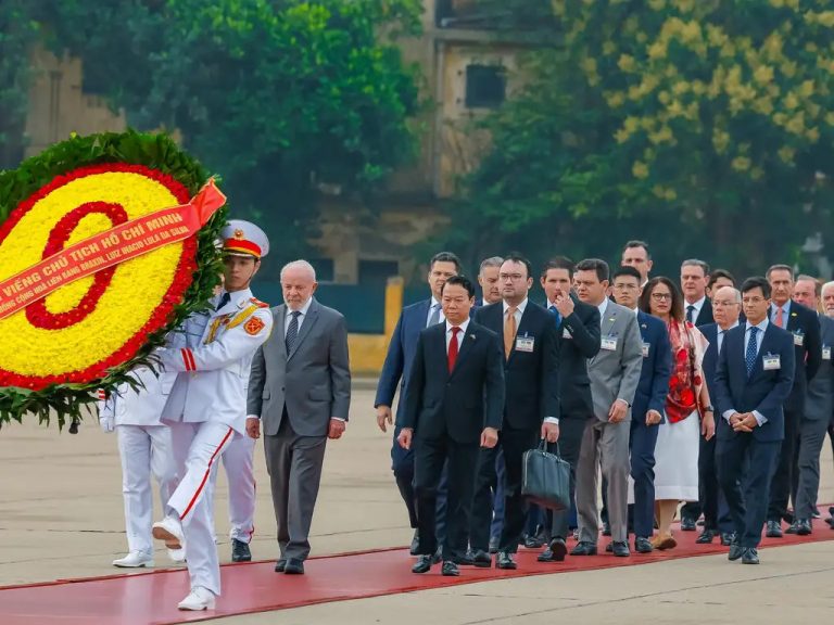 No Vietnã, Lula presta homenagem a Ho Chi Minh, líder revolucionário
