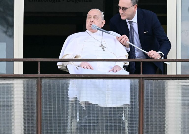 Papa Francisco recebe alta e faz aparição pública após internação  