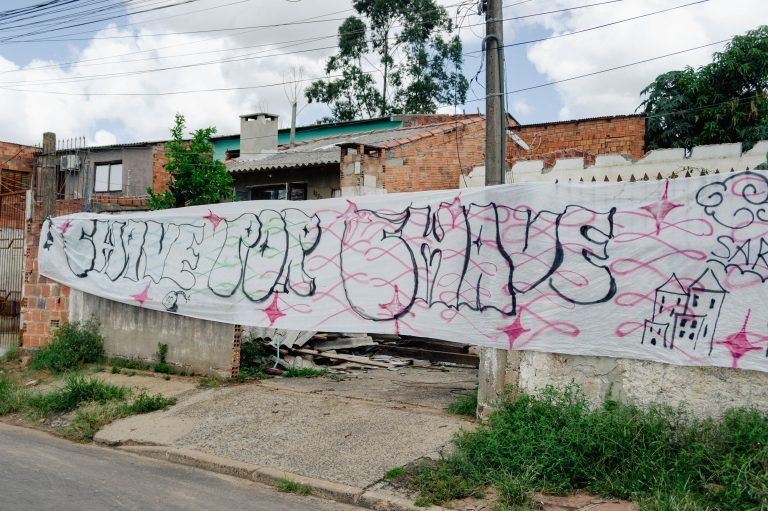 Atingidos pelas enchentes no Sarandi decidem que só saem de casa com acordo justo
