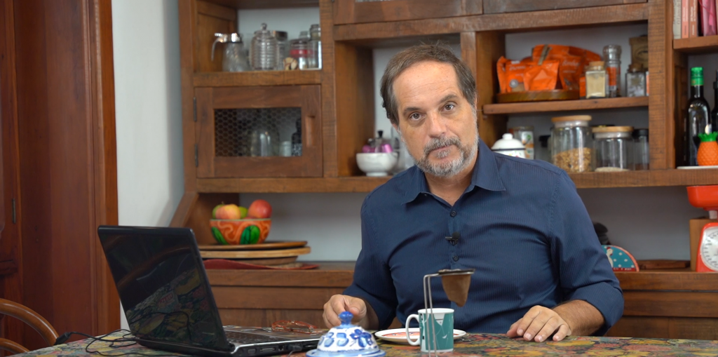 Rodrigo Vianna é jornalista desde 1990. Durante sua trajetória, já passou pela Folha de S. Paulo, TV Cultura, Globo e Record.