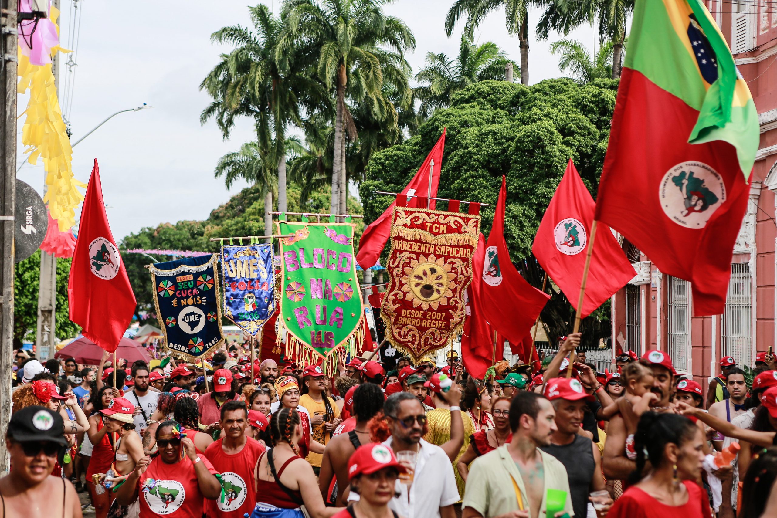 Bloco Sem Terra desfila pelas ladeiras de Olinda desde 2000