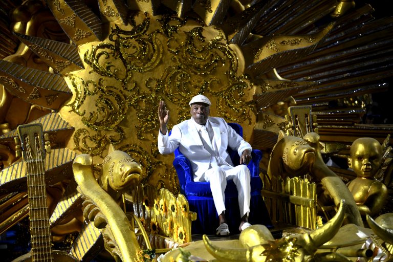 Portela fecha o Carnaval do Rio de Janeiro com homenagem a Milton Nascimento