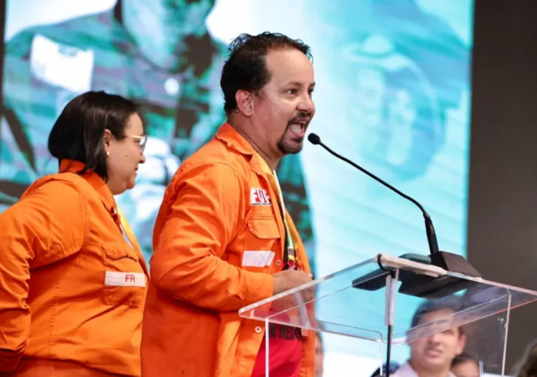 Trabalhadores da Petrobras cruzam os braços em Pernambuco nesta quarta (26)
