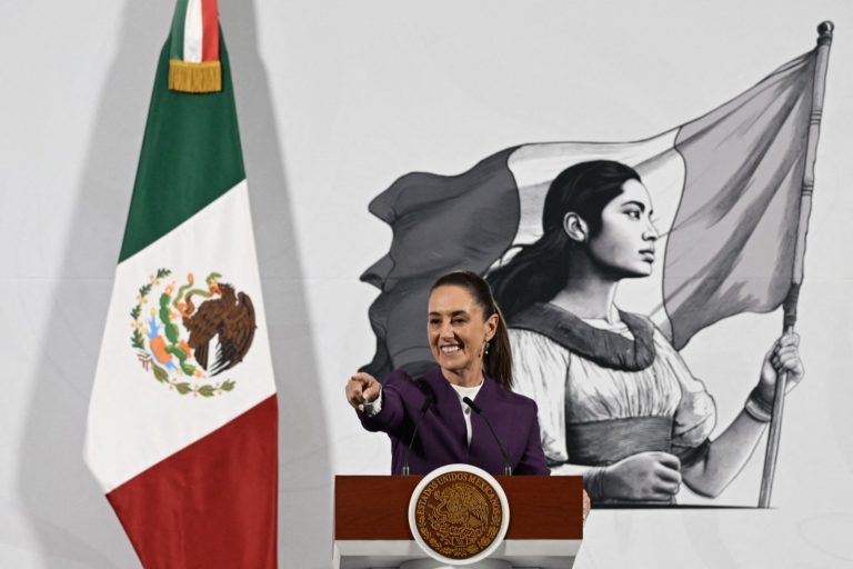 Presidenta do México convoca assembleia em praça pública para propor plano contra tarifas de Trump