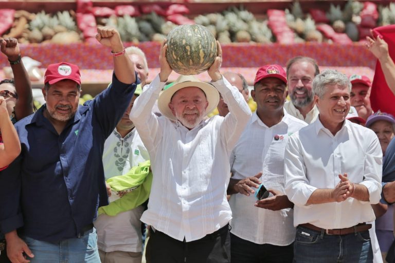 ‘A terra tem que estar na mão do povo’, diz Lula em ato pela reforma agrária em MG 
