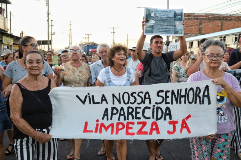Moradores do Sarandi, em Porto Alegre, protestam contra alagamentos que persistem 10 meses após a <mark class='ep-highlight'>enchente</mark>