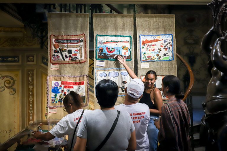 Bordados e memória: exposição retrata enchentes de 2024 no RS sob a ótica de mulheres atingidas
