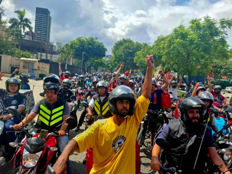 iFood anuncia aumento, entregadores acham valor ‘patético’ e exigem negociação até 1º de maio