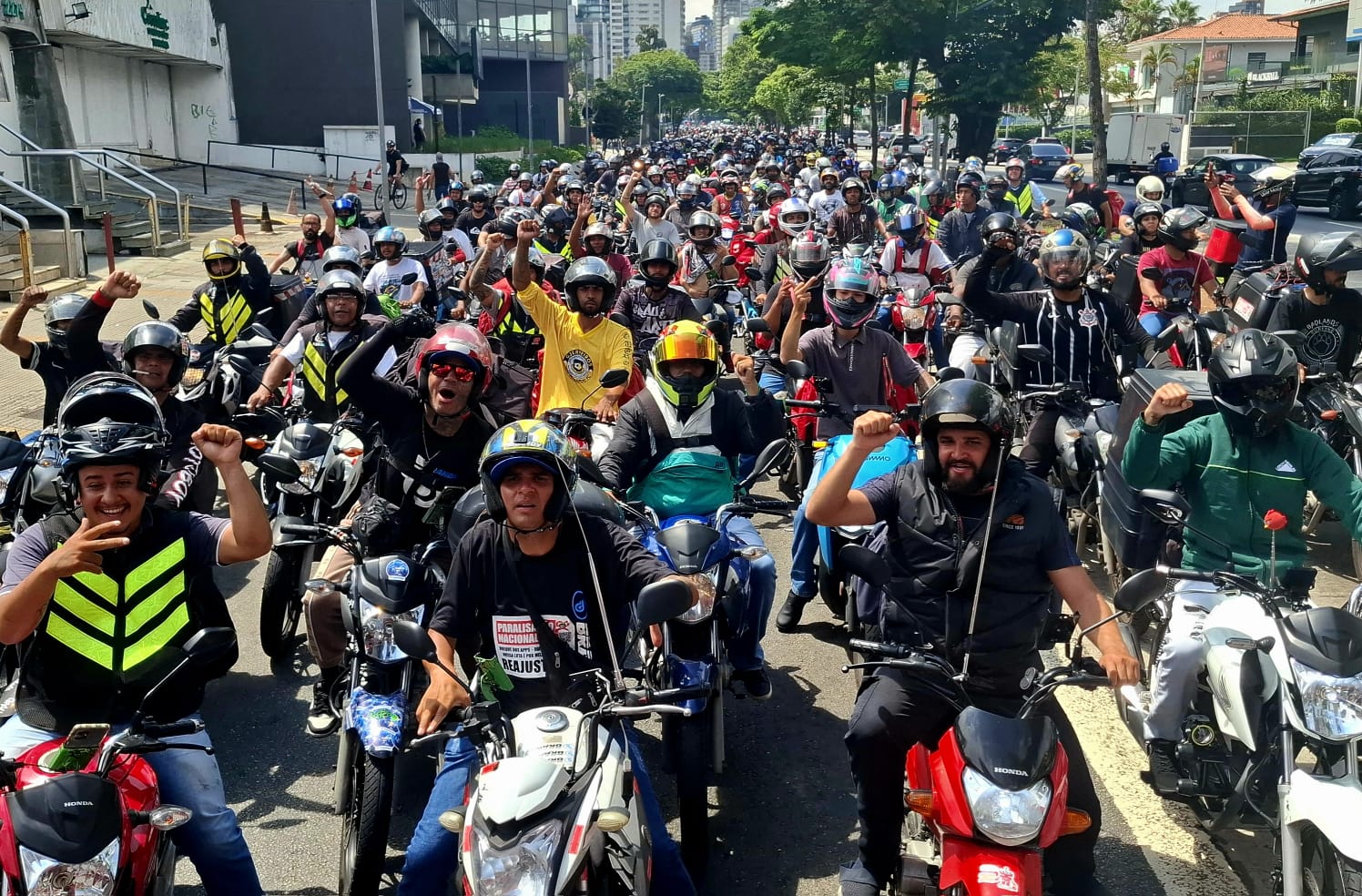 Milhares de entregadores descem a av. Rebouças em direção ao iFood