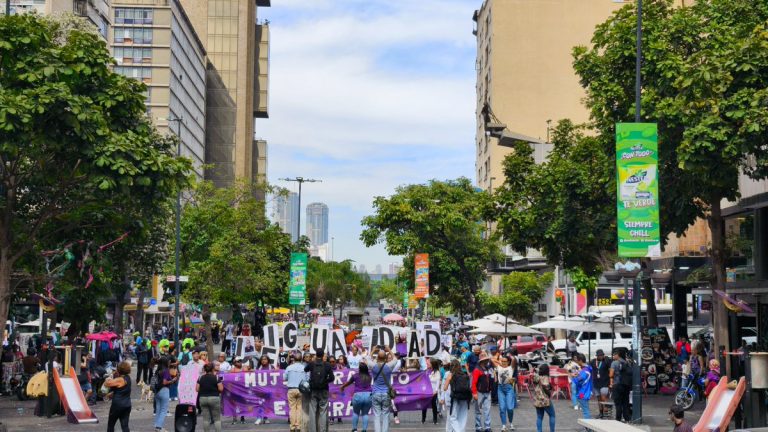 Mulheres marcham na Venezuela e levantam debate sobre igualdade salarial e aborto