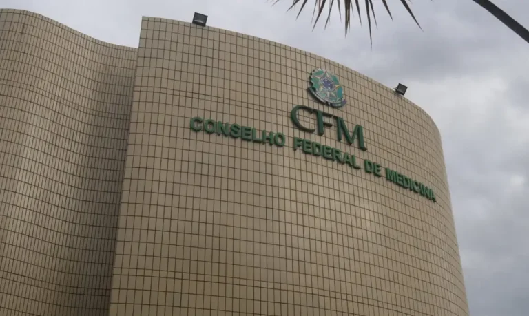 Psol vai à Justiça contra resolução do CFM que proíbe terapia hormonal para menores