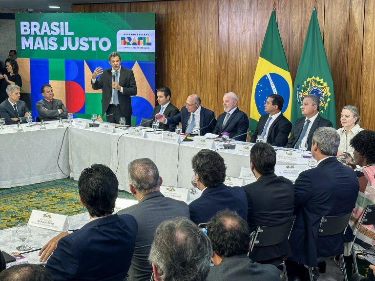 'A bola está com o Congresso': Lula assina PL que isenta IR de quem ganha até R$ 5 mil