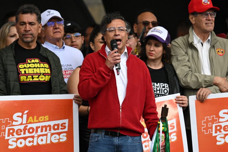 Colômbia ouve população sobre reformas na saúde, trabalho e aposentadoria