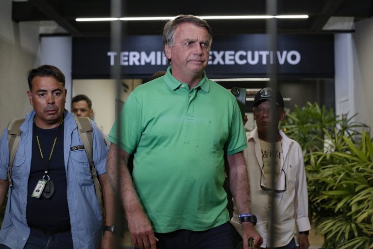 País vive expectativa para saber se Bolsonaro se tornará réu por tentativa de golpe de Estado