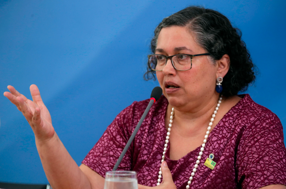 Suely Araújo, ex-presidente do Ibama, diante do microfone, com um gesto durante fala