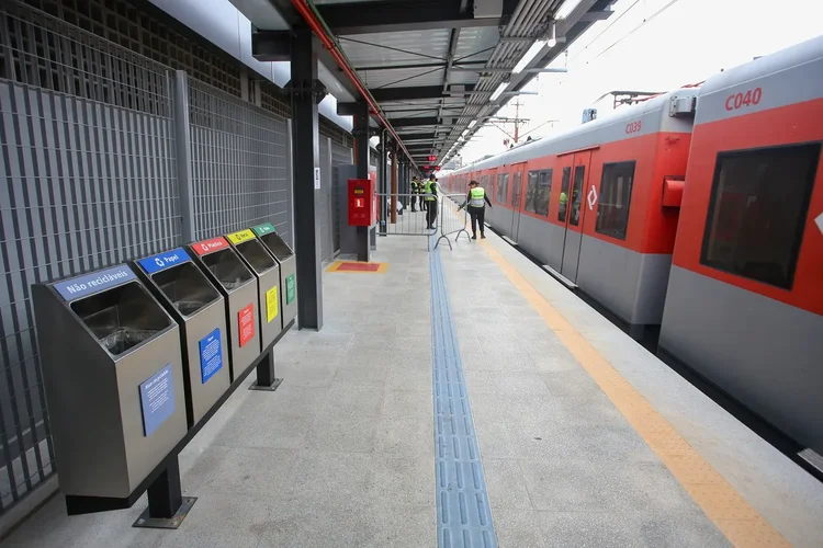 Sob protestos, Tarcísio vende 3 linhas de trem e prevê repasse de R$ 10 bi à iniciativa privada