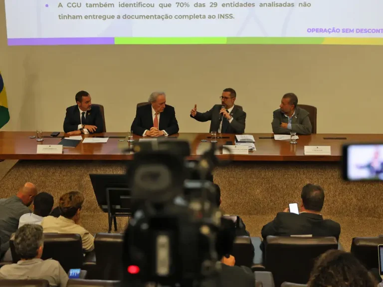 Lula determina demissão do presidente do INSS e Justiça afasta cinco dirigentes do órgão