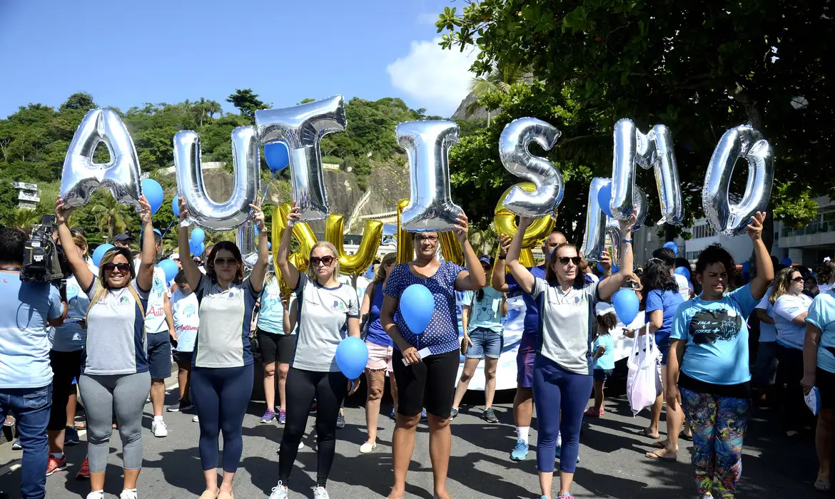 Grupo em ação de conscientização sobre o autismo