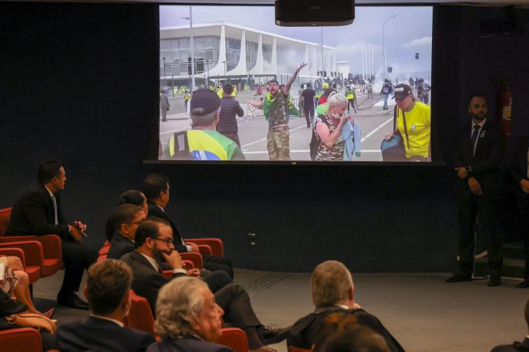 'Tentativa de golpe nos desumaniza e deve ser punida com rigor', diz jurista sobre julgamento