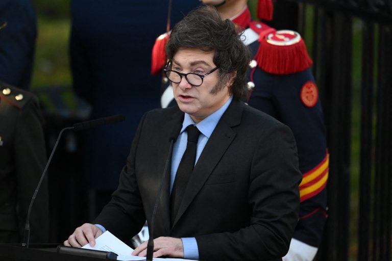 Em discurso contraditório, Milei diz que objetivo é que Malvinas 'queiram ser da Argentina'