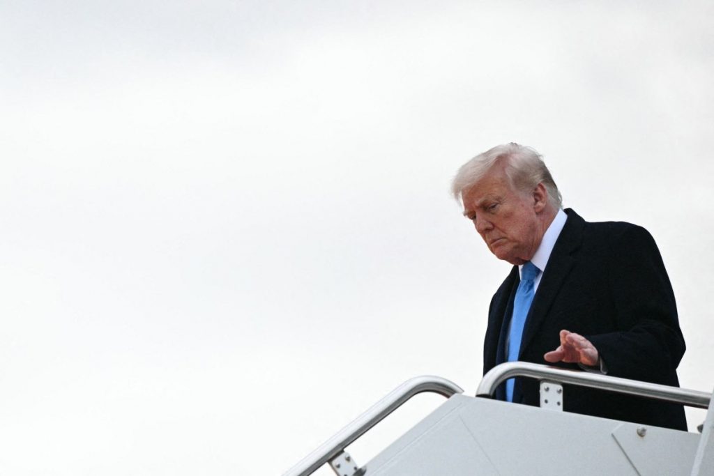 Presidente dos EUA, Donald Trump, desce do Air Force One em Maryland em 6 de abril de 2025