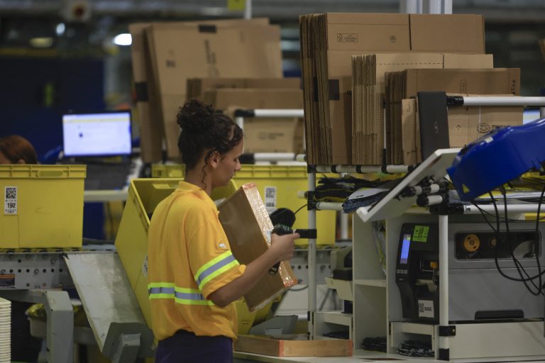 Desigualdades de gênero no mercado brasileiro vão além da empregabilidade, aponta relatório