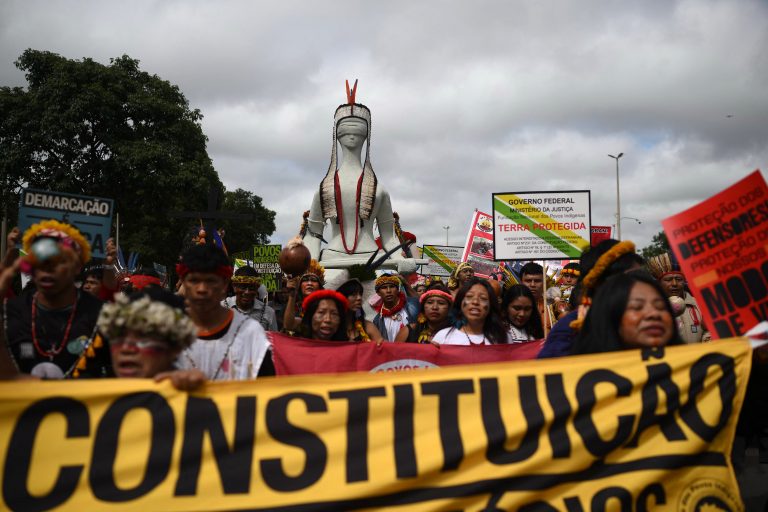Jenipapo, urucum e sede de justiça: indígenas marcham por Brasília no 2º dia do ATL