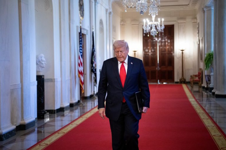 Trump ameaça impor tarifas de 100% à Rússia se não houver acordo sobre Ucrânia